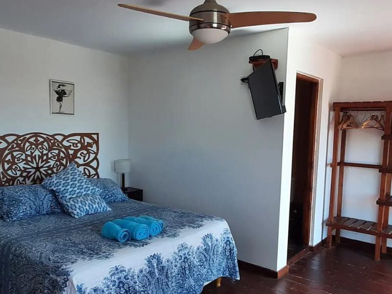 Suite matrimonial de la cabaña Antú con vista al mar en Mar de Cobo